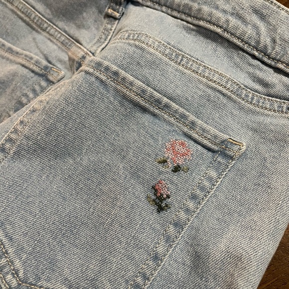 Old Navy Floral Embroidered High-Rise OG loose Jeans Size 4 Like New - Picture 3 of 5